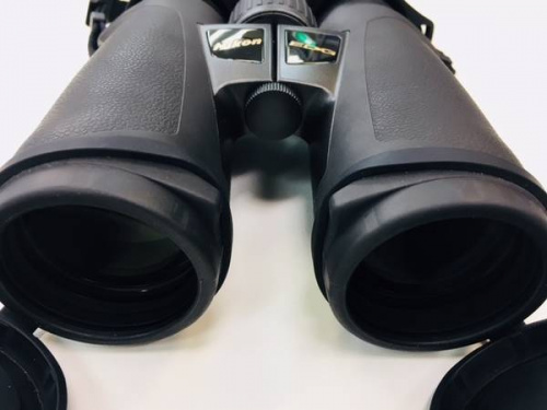 双眼鏡のニコン（NIKON）