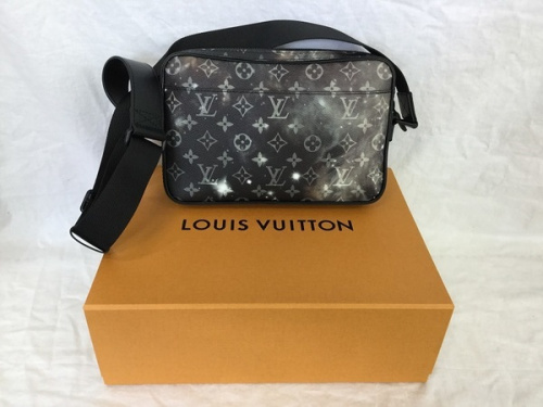 LOUIS VUITTONのバッグ