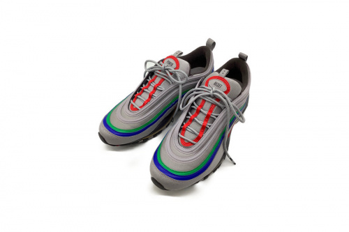 スニーカーの越谷