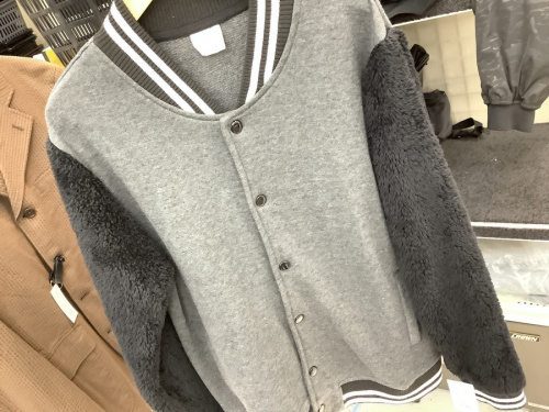 ジャケットのニット