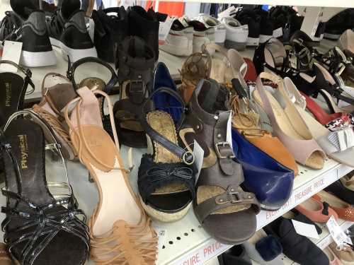 NIKE ナイキのadidas アディダス