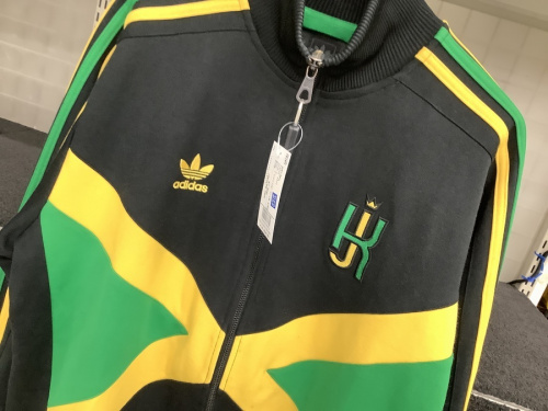 adidasのアディダス