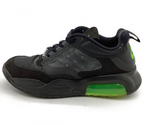 スニーカーのシューズ