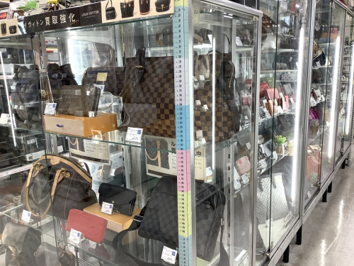ブランドバッグのスニーカー