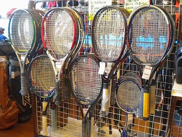 テニスラケットがお買得です 軟式や硬式 数種類のブランドのラケットをご用意いたしております 当店２階のスポーツコーナーへぜひお越し下さいませ さいたま 浦和 中古 リサイクル 11年01月27日