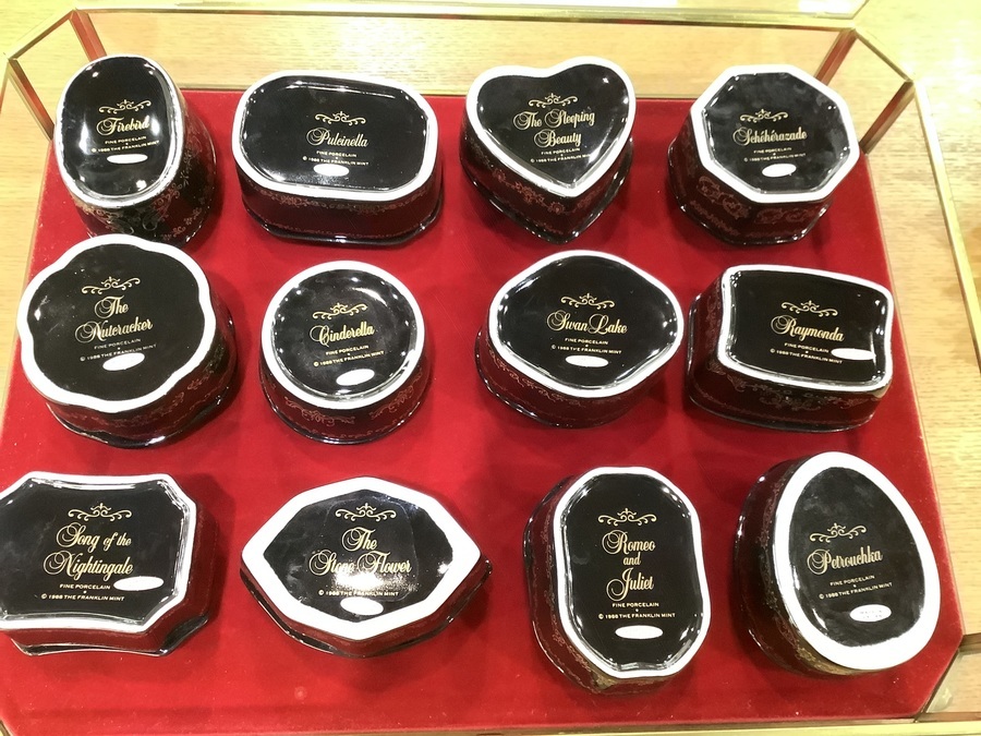 フランクリンミント社 黒釉陶磁器製オルゴール12個セットが買取入荷 