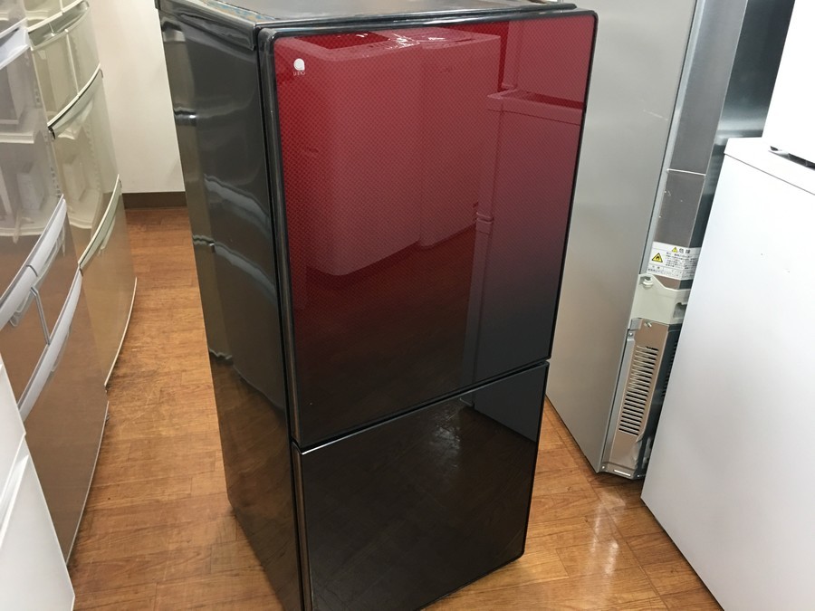 オシャレなデザイン 赤と黒のグラデーションが映えるユーイングの冷蔵庫が入荷致しました 新生活の準備はぜひ当店で 年03月30日