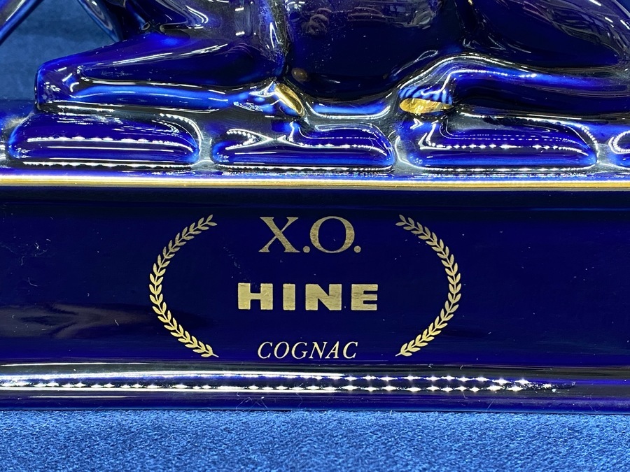 HINE(ハイン)より、リモージュ磁器の鹿ボトルが映えるコニャックXOが 