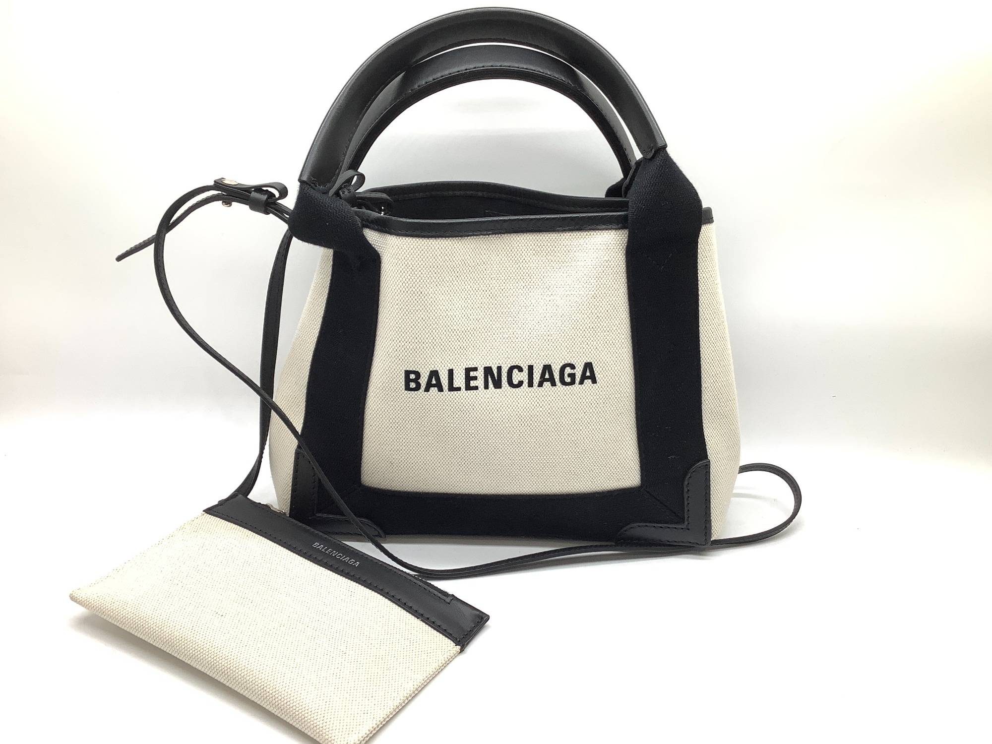 BALENCIAGA(バレンシアガ)の2WAYバッグ、ネイビーカバスが入荷です