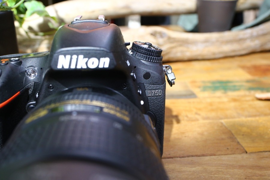 Nikon D750 レンズ付き 早めに売りたいので是非コメント等お願いします 