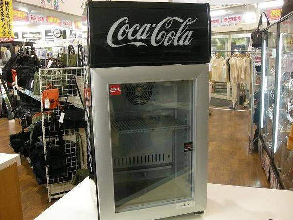 うまいコーラを飲みたい お洒落な冷蔵庫が欲しい方にはこれ Coca Cola コカ コーラ １ドア冷蔵ショーケース Jr Cc25a がございます 13年03月04日