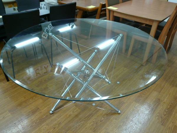 カッシーナのガラスダイニングテーブル（モデル：714）買取入荷情報 