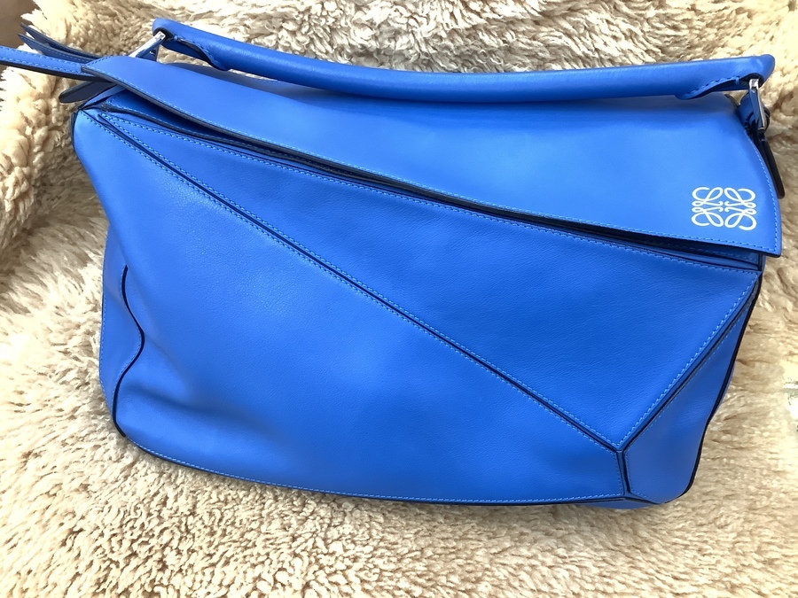 珍しい バッグLOEWE（ロエベ）より、鮮やかなブルーのハンドバッグが入荷致しました