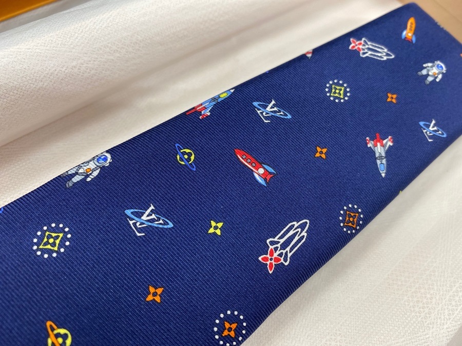 宇宙柄 ヴィトンが惑星に 未使用品 Louis Vuittonのネクタイをご紹介 市川店 年01月28日
