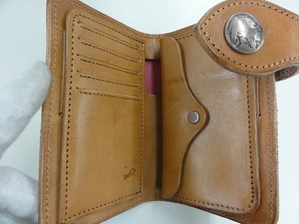 ALZUNI ヌメ革 ハーフ二つ折り財布 桜型押しデザイン のご紹介です