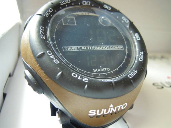 SUUNTO(スント)の腕時計、VECTOR（ベクター）ミリタリーコヨーテ 