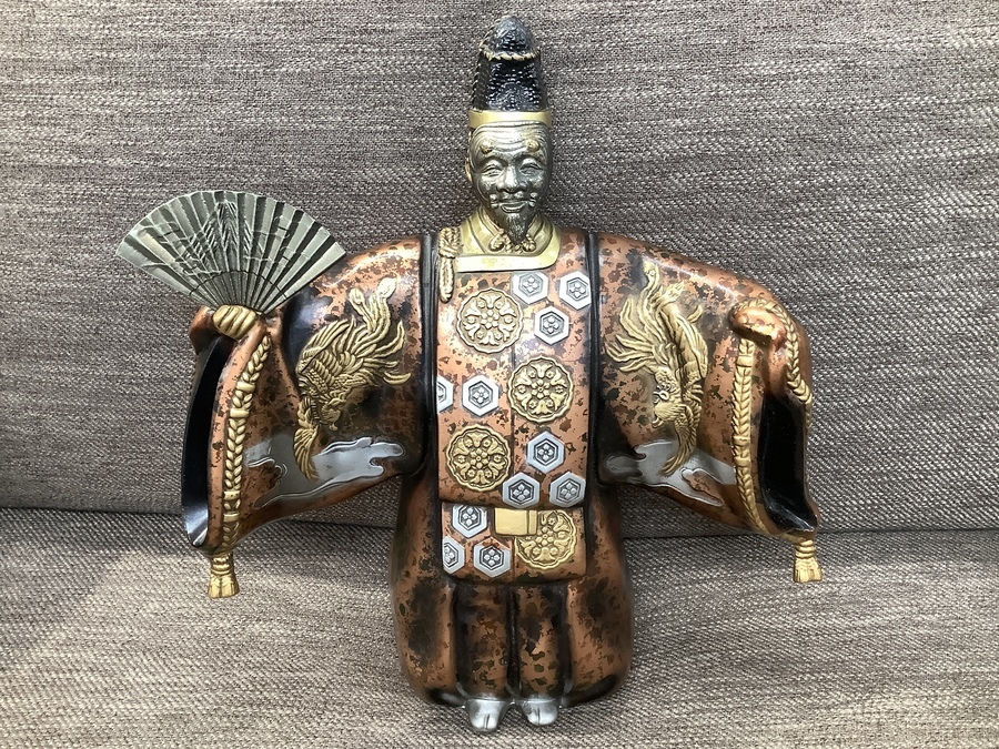 日本を代表とする伝統工芸品。高岡銅器の扇地紋の置物のご紹介です 